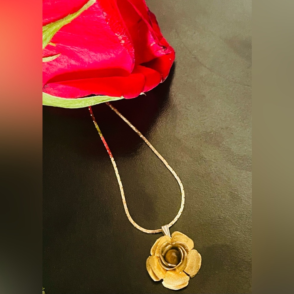 Vintage Gold Tone Floral Rose Pendant Necklace - Picture 10 of 13